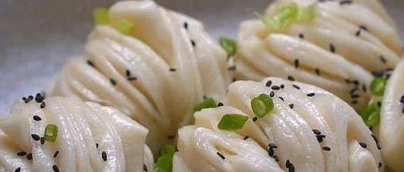 只需在平底锅中简单煎炒,就能让花卷松软蓬松、底部酥脆金黄的做法。无需蒸煮,不用提前发酵